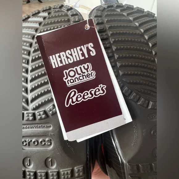 NWT Crocs Classic Clogs Kids Reese’s Candy J1 - Picture 9 of 9
